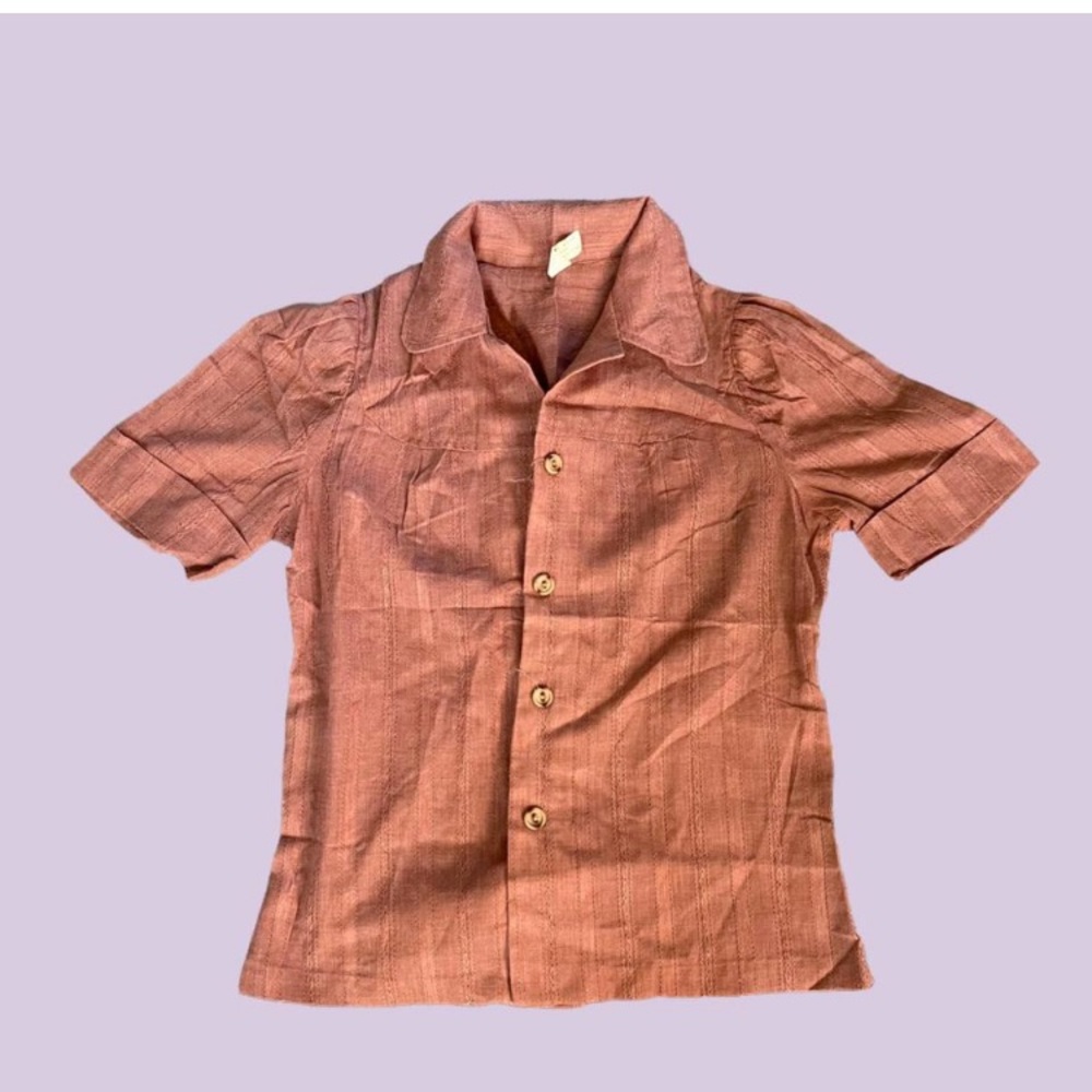 Vintage 70s short sleeve button up
Wooden buttons
Would best fit a size XS/S